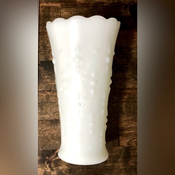 Vintage Anchor Hocking Milk Glass Teardrop and Pearl Vase with Scalloped Rim - Picture 1 of 5
